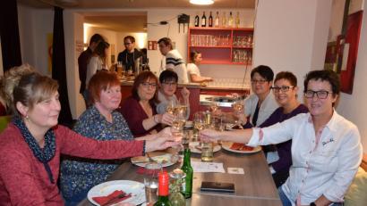 Bild: fla
Die Damen des "Gänsbürgerladens" treffen sich beim Weinabend der Kolpingsfamilie in geselliger Runde.