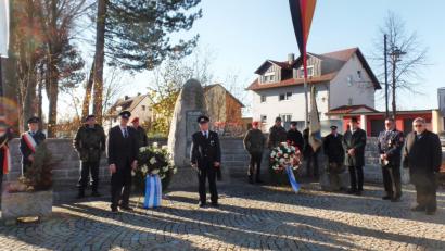 Bild: Brendel, Hubert (BR)
Sowohl die politische Gemeinde, voran Bürgermeister Manfred Porsch (rechts), als auch der Soldaten- und Kameradschaftsverein legen zum Gedenken an die Verstorbenen, Gefallenen und Vermissten der beiden Weltkriege Kränze am Ehrenmal auf dem Kirchplatz nieder.
