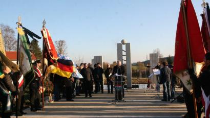 Bild: wro
Begleitet wurden die Feierlichkeiten von einer bunten Vielzahl an Fahnen.