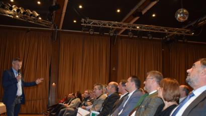 Bild: dko
Waldmünchens Bürgermeister Markus Ackermann (links) berichtet den Oberhäuptern der elf Partnergemeinden und -städte in der Stadthalle Vohenstrauß von den Vorteilen einer tiefergehenden Zusammenarbeit in der ländlichen Entwicklung.