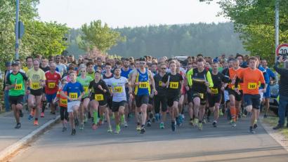 Bild: chl
In diesem Jahr machten sich die Landkreislauf-Teams in Traßlberg (Bild) auf den Weg nach Paulsdorf, im kommenden Jahr geht in den südlichen Teil des Landkreises. Gestartet wird bei der 35. Auflage des Staffelwettbewerbes am 11. Mai 2019 in Haselmühl, Ziel ist in Rieden.