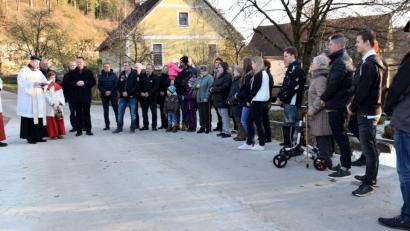 Bild: bö
In Malsbach ist die Brücke über den Hausner-Bach für den Verkehr wieder freigegeben. Den kirchlichen Segen sprach Pfarrer Hans-Jürgen Zeitler dazu.