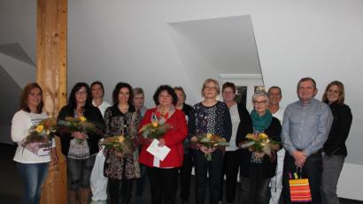 Bild: stg
Carina Ascherl (rechts) ehrt langjährige Mitarbeiter der Kliniken-Nordoberpfalz-AG-Häuser Kemnath und Erbendorf.