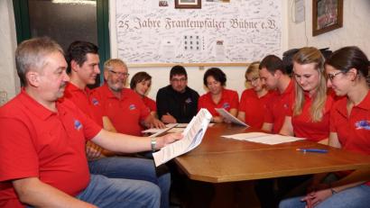 Bild: bkr
Die Akteure gehen ihren Text durch. Vier Damen und vier Herren sorgen bei den fünf Aufführungen für Verwirrungen und gute Unterhaltung auf der Bühne. Seit über 25 Jahren begeistern die Schauspieler ihr Publikum.