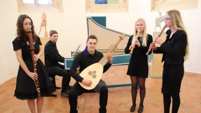 Bild: cog
Anna-Lena Schmidt, Maximilian Hauer, Hannes Weigert, Emma Löffler und Felicitas Groth (von links) nahmen die Zuhörer in der St. Nikolauskapelle mit auf eine Zeitreise ins 18. Jahrhundert Hofmusik