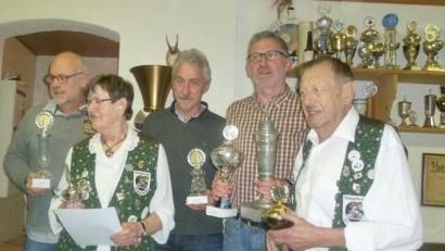 Bild: ksi
Vereinsmeister wurde Helmut Dobmeier (Zweiter von rechts) Im Bild auch die weiteren Titelräger mit Vorsitzendem Sepp Stangl (rechts).