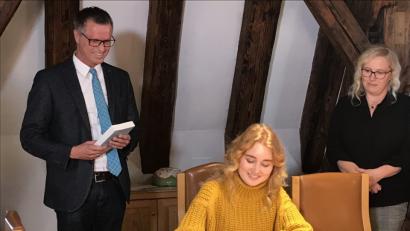 Bild: exb
Nicole Allwang trägt sich unter den Augen von Bürgermeister Hermann Falk in das Goldene Buch der Stadt Hirschau ein.