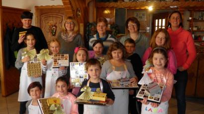 Bild: exa
Mit Hilfe von Vorsitzender Christine Gärtner, Maria Busch, Uschi Malzer und Johanna Reger (hinten ab Zweite von links) fertigen die Kinder ihre Adventskalender selbst.