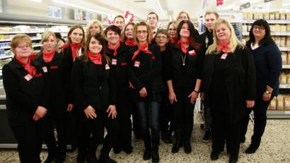 Bild: wro
Der Laden ist neu. Gleich geblieben ist das Team, das Andrea Fürst (Zweite von rechts) unterstützt. Rechts im Bild Bezirksmanagerin Anja Ludwig.