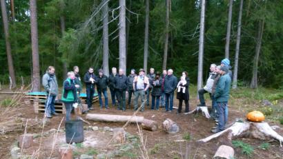Bild: rn
Mit einer ganz besonderen Station beginnt die Waldbegehung des Stadtrats: Das Gremium sieht sich im Waldkindergarten um. Dessen Leiterin Delia Asimi (Zweite von links) führt die Räte unter anderem an die Spiel- und „Arbeitsplätze“ der aktuell 18 betreuten Mädchen und Buben.