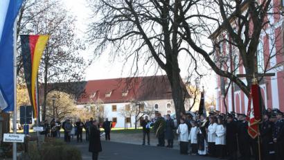Bild: bjp
Zur „wehrhaften“ Verteidigung demokratischer Werte ruft Bürgermeister Albert Nickl beim Gedenkakt zum Volkstrauertag auf. Musikalisch begleitet zum 27. Mal die Musikkapelle Creußen die Zeremonie.