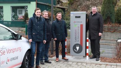 Bild: njn
Am Aribo-Hotel und am Parkplatz der Stadthalle (Bild) gehen jetzt Aufladestationen in Betrieb. Auf dem Bild (von links) Christian Vogler von der N-ERGIE AG, Energiewirt und Bauamtschef Dieter Döppl, Bürgermeister Hans Donko und N-ERGIE-Kundenberater Michael Lingg.