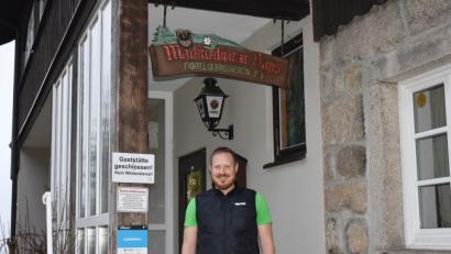 Bild: lue
„Gaststätte geschlossen“, steht auf dem Schild beim Eingang des Marktredwitzer Hauses. FGV-Geschäftsführer Jörg Hacker hofft, dass schnell wieder neue Pächter in das Gasthaus einziehen.
