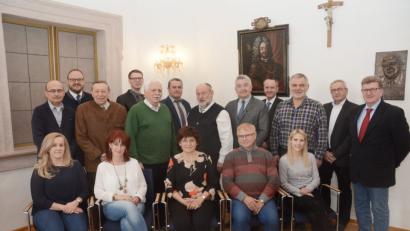 Bild: Gabi Schönberger
Landrat Andreas Meier (Dritter von links) ehrt Mitarbeiter für 25 und 40 Jahre Dienstzeit sowie alle, die in diesem Jahr in den Ruhestand gegangen sind.