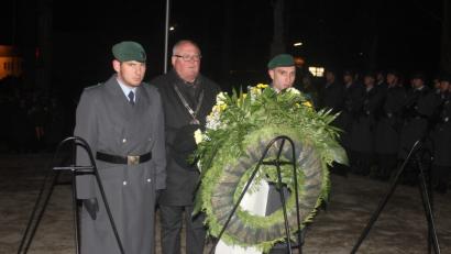 Bild: frd
Bürgermeister Heinz Weigl legte am Ehrenmal, begleitet von zwei Soldaten des Panzergrenadierbataillons 122, einen Kranz nieder.