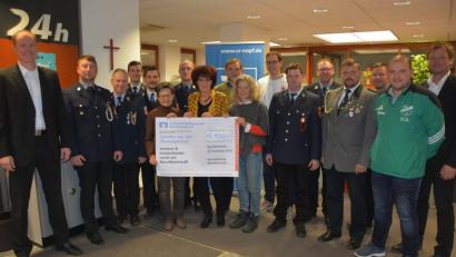 Bild: jr
Im Geschäftsgebiet Neualbenreuth wurden am Montagabend elf Vereine und Organisationen von der Volksbank Raiffeisenbank Nordoberpfalz vorweihnachtlich beschenkt. Insgesamt wurden an die elf Vertreter der Vereine und Organisationen 2900 Euro ausgeschüttet. Darüber freuten sich Geschäftsstellenleiter Andreas Rosner (links) und Regionalmarktleiter Tilo Scharnagl (rechts).