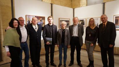 Bild: eib
Zahlreiche Gäste kamen zur Vernissage. Unser Bild zeigt von links CeBB-Leiterin Dr. Veronika Hofinger, Edmund Stern, Josef Horáček, Zweiter Bürgermeister der Stadt Tachov, Filip Smola, Bürgermeister der Stadt Železná Ruda, Landrätin Rita Röhrl, Herbert Pöhnl, Gabi Dlubal, zweiteVorsitzende von Bavaria Bohemia und Ladislav Macak, neuer Bürgermeister von Tachov.