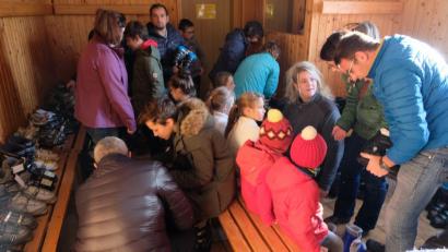 Bild: le
Gedränge bei der Winterbörse des TV Floß. Viele Familien decken ihre Kinder mit Skiausrüstung ein.