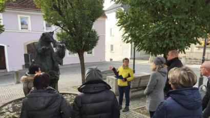 Bild: awo
Premiere der Führung „Streifzug durch die Geschichte der Stadt Bärnau ins Ackerbürgerhaus.“ Mit vielen Informationen und Anekdoten nahm Andrea Wolf die Besucher auf dem Bärnauer Marktplatz mit in die Zeit vor Jahrhunderten. Start war am Bärnauer Bärenbrunnen, der Symbolkraft für die jahrhundertelangen Bedeutung der Stadt an der Goldenen Straße vermittelt.