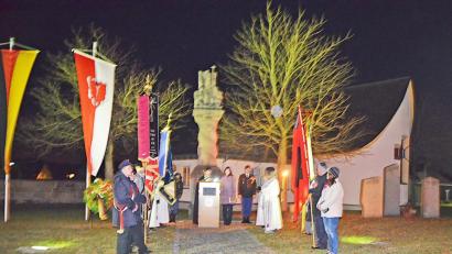 Bild: ü
Gedenkfeier zum Volkstrauertag am Kirchenthumbacher Kriegerdenkmal.
