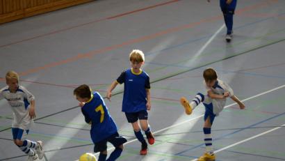 Bild: brü
Hier spielt die E Jugend des gastgebenden SV Raigering (in Weiß) gegen den SV Freudenberg.
