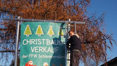Bild: wmi
Viel Arbeit macht sich seit Jahren die Schlammersdorfer Feuerwehr mit ihrem Christbaumverkauf. Denn die Brandschützer wollen nicht einfach nur Bäume verkaufen, sondern ihren Kunden auch einen angenehmen Service und möglichst gute Unterhaltung bieten. Große Plakate weisen schon jetzt auf die Aktion hin, deren Erlös diesmal vor allem für die neue Feuerwehrfahne verwendet werden soll.