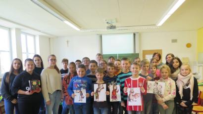 Bild: jzk
Luisa Schwarzer, Catharina Burucker, Antonia Dimper und Lara Stößenreuther (von links) treffen mit dem von ihnen ausgewählten Buch genau den Geschmack der Schüler der Klasse 5e. Hinten stehen die beiden Lehrerinnen Susanne Müller und Ines Schedl.