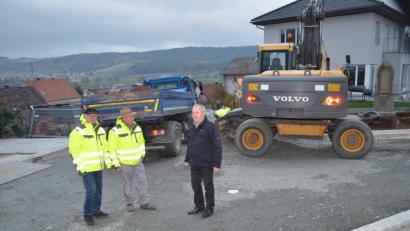 Bild: fz
Letzte Maßnahmen vor dem Teeren besprechen Bürgermeister Gerhard Scharl (rechts) und Bauunternehmer Hans Schieder (links).