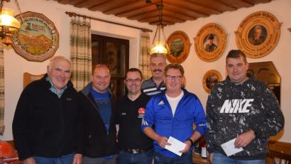 Bild: fla
Fanclub-Chef Bernhard Lindner (Dritter von links) gratuliert den Gewinnern des Preisschafkopfs Thomas Lorenz (rechts), Jürgen Eiser (Zweiter von rechts) und Hermann Reil (Dritter von rechts). Den Trostpreis bekommt Hans Balk (links).