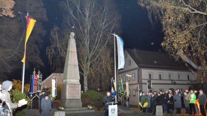 Bild: fjo
Bundestagsabgeordneter Uli Grötsch (Mitte) übernahm die Gedenkansprache zum Volkstrauertag vor dem nur spärlich erleuchteten Kriegermahnmal.