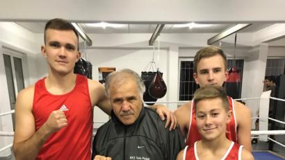 Bild: mzi
Die erfolgreichen Amberger Boxer Manuel Propp, Trainer Ahmet Göksu, Michael Metzler (vorne) und Arthur Schönfeld (von links).