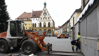 Bild: Wolfgang Steinbacher
Vor dem Rathaus hat der Aufbau des Weihnachtsmarkts begonnen.