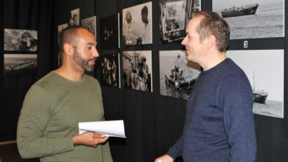 Bild: Dagmar Williamson
Historiker Serge Palasie und Fotograf Daniel Kempf-Seifried eröffnen die Ausstellung "Schwarz ist der Ozean" in der Stadtbibliothek.
