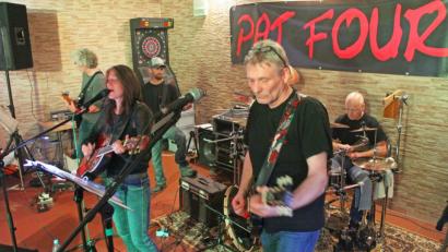 Bild: nm
"Pat Four" schafft es: Die Band, die vor Jahresfrist schon einmal aufspielte, begeistert vergangenen Samstag das Publikum erneut.