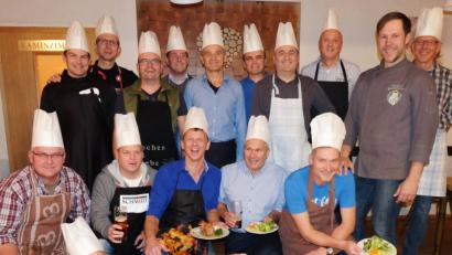 Bild: ohr
Die Sattelwetzer aus Schwarzenfeld setzten sich die Kochhaube auf und zauberten mit „Chefkoch Gregor“ im Gasthaus Bodensteiner ein fantasievolles Menü für ihre Frauen auf den Tisch.