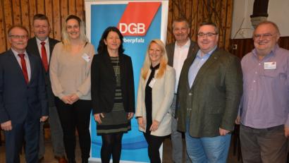 Bild: jr
Prominent vertreten war der Oberpfälzer DGB bei der zweitägigen Klausur in Konnersreuth. Mit dabei waren (von links) Bürgermeister Max Bindl, Kreisvorsitzender Klaus Schuster, Jugendsekretärin Andrea Huber, Bayerns stellvertretende DGB-Vorsitzende Verena Di Pasquale, die Regionssekretäre Katja Ertl und Peter Hofmann, sowie Bezirksgeschäftsführer Christian Dietl und Helmut Fiedler (Leiter grenzüberschreitende Beziehungen des DGB Bayern).