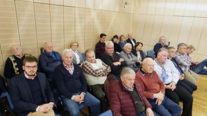 Bild: wd
Jetzt dranbleiben. Die Vertreter der Dorfgemeinschaft Neunkirchen und Umgebung zeigen mit ihrer Anwesenheit bei der Stadtratssitzung, wie wichtig es ihnen ist, die Strukturen in ihrem Stadtteil zu erhalten, zu verbessern und Defizite zu beheben.
