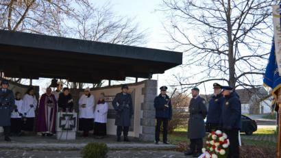 Bild: bej
Am Mahnmal in Muschenried legten Mitglieder der Krieger- und Soldatenkameradschaft Muschenried/Haag einen Kranz zum Gedenken der Opfer nieder.