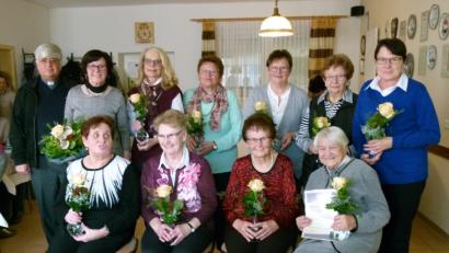 Bild: rn
Mit Urkunden und Blumen dankt der Katholische Frauenbund 10 Mitgliedern für 30- bis 45-jährige Treue. Auch Präses Pfarrer Thomas Jeschner (links) würdigt die Gemeinschaft, in der ein herzliches Willkommen herrsche.
