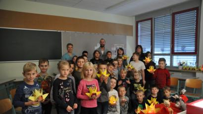 Bild: ak
Mit Laternen in Sternform erhellen die Mädchen und Buben der Grundschule und des Förderzentrums den abgedunkelten Raum.