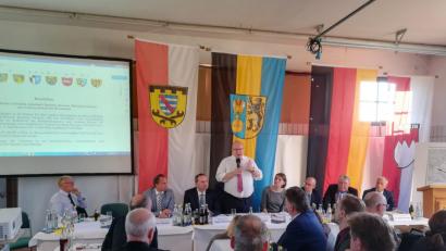 Bild: exb
Bundeswirtschaftminister Peter Altmaier (CDU, stehend) betonte in Redwitz, dass er der Akzeptanz des Netzausbaus in der Bevölkerung große Bedeutung beimisst. Auch die bayerischen Minister Thorsten Glauber (Umwelt, von links) und Hubert Aiwanger (Wirtschaft, beide FW) nahmen zu den Stromtrassen Stellung.