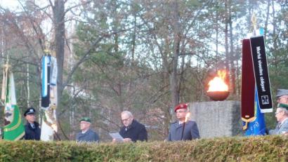 Bild: jml
Kohlbergs Bürgermeister Rudolf Götz mahnt am Samstag beim Kriegerdenkmal in Röthenbach, die Erinnerungskultur an die Opfer der Kriege zu pflegen. Die Gedenkfeier zum Volkstrauertag im Markt hat dann am Sonntag stattgefunden.