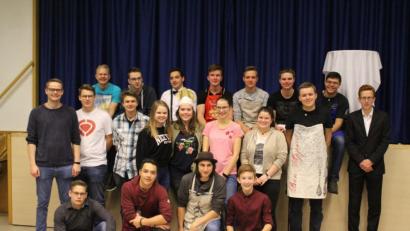 Bild: exb
Friedliches Gruppenfoto nach einer heißen Küchenschlacht im Pfarrheim. Die Ministranten wagten sich an Drei-Gänge-Menüs und begeisterten mit ihren Gerichten die Juroren. Sieger ist Team "Paprika".