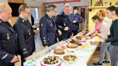 Bild: wlr
Natürlich unterstützen auch die aktiven Feuerwehrmänner die Aktion der Festdamen und nehmen für ihre Frauen eine Auswahl der angebotenen Kuchen mit nach Hause.