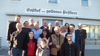 Bild: bk
Nichts tun ist nichts für den junggebliebenen Albert Koppmann (vorne, Zweiter von rechts) mit Familie und Vertretern der Gemeinde, Pfarrei und Vereinen.