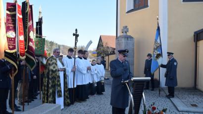 Bild: bnr
Der Vorsitzende der Krieger- und Soldatenkameradschaft, Willi Eimer, erinnerte an die Millionen Opfer der beiden Weltkriege.