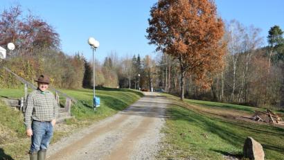 Bild: bnr
Bernhard Neumann, Geschäftsführer der Campingplatz Trausnitz GmbH, zeigt das Gelände, auf dem ein Wellness-Bereich entstehen soll.