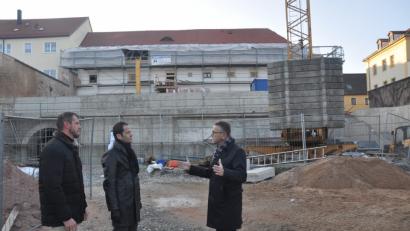 Bild: ws
Zu den besonderen Baustellen in der Kreisstadt gehört die Sanierung der alten Polizeiinspektion. Dort soll bis September 2019 der Lernstandort der OTH Regensburg entstehen. Beim Besuch von Abgeordneten Albert Rupprecht (Mitte) stellten Bürgermeister Franz Stahl (rechts) und CSU-Ortsvorsitzender Huberth Rosner das Projekt vor.