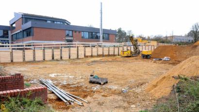 Bild: Stephan Huber
In die Baustelle an der Schönwerth-Realschule – hier entstehen unter anderem eine Dreifachturnhalle und Räume für die Ganztagsschule – darf die Stadt jetzt 1,15 Millionen Euro mehr stecken, als zunächst veranschlagt worden war.