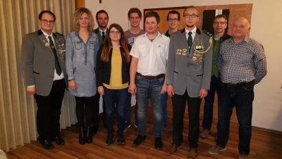Bild: gi
Dieser neu gewählte Vorstand mit Vorsitzendem Christoph Baier (Fünfter von rechts) und 2. Vorsitzendem Fabian Putzer (Dritter von rechts) führt den Förderverein „Schützen Gebhardsreuth-Grub-Isgier“ in die Gründungsjahre und hat dabei viel vor. Dazu gratuliert Bürgermeister Hermann Ach (Zweiter von rechts).